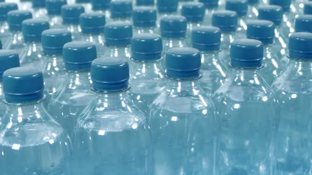Vattenflaskor Drycker Bordet — Stockvideo