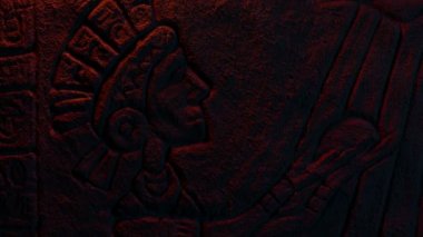 Güneş Işığındaki Aztek Kralı Şömineye Oy Kullanıyor