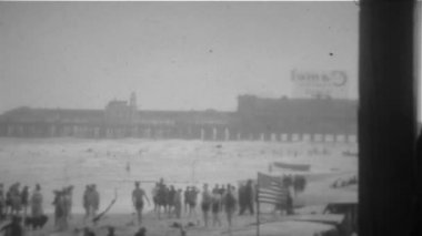 Piar Pier yakınlarındaki Plajda İnsanlar Tatili - Vintage 8mm