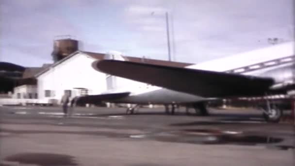 People Board Small Plane Vintage 8Mm — Stockvideo