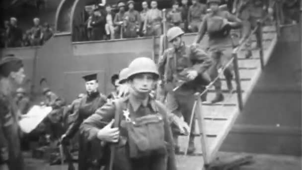 Ww2 Allied Soldiers Marching Ship — Stock Video