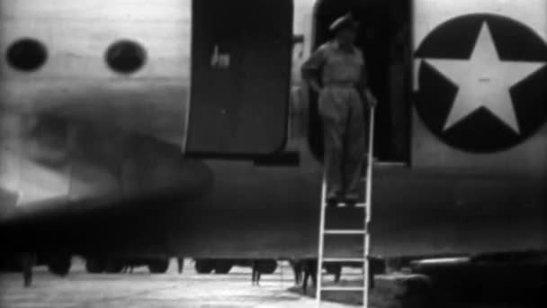 Ww2 Amerikaanse Generaal Stapt Uit Vliegtuig — Stockvideo