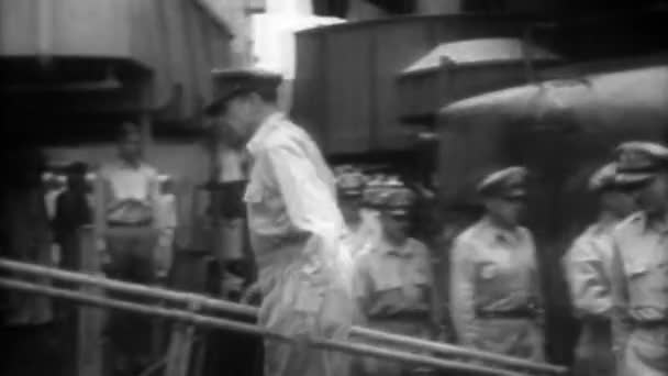 Ww2 General Douglas Macarthur Llega Para Rendición Japonesa — Vídeos de Stock