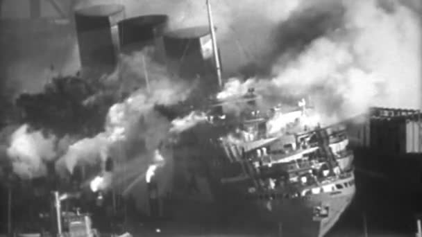 Ww2 大型船舶发生爆炸后起火 — 图库视频影像