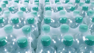 Fabrikada bir sürü soda şişesi var.