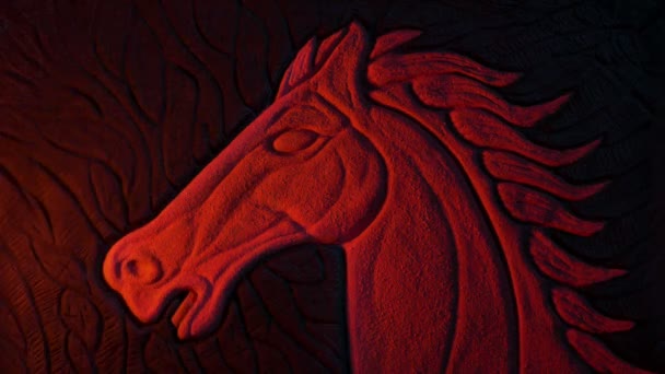 キャンドルライトで彫刻中世の赤い馬の石 — ストック動画