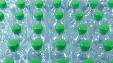 Sırayla Su Şişelerinin Üzerinde Taşıma