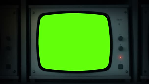 Рука Вмикає Порожній Телевізійний Монітор Зелений Екран — стокове відео