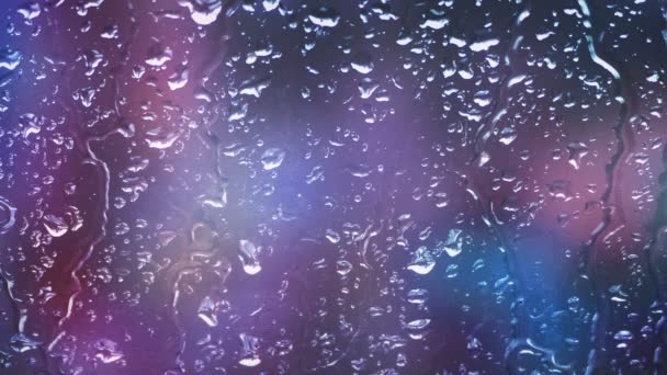 雨下在玻璃上 背景中闪烁着城市的灯光 — 图库视频影像