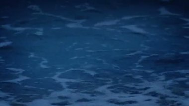 Kumsalda dalgalar Karanlıkta çakıl taşları