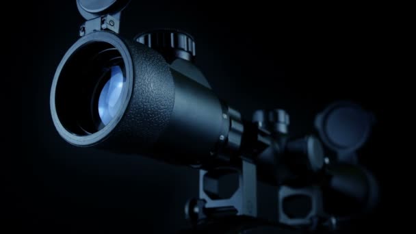 Passando Rifle Sniper Quarto Escuro — Vídeo de Stock