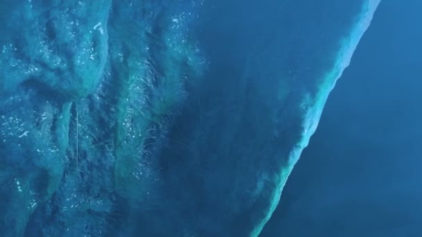 Passerar Slemmig Blå Alien Wall Med Gas Virvlande — Stockvideo
