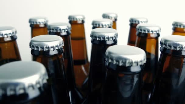 Μπουκάλι Μπύρες Στο Τραπέζι Κινείται Shot — Αρχείο Βίντεο