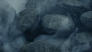 Ateşteki kömürlerden yükselen duman