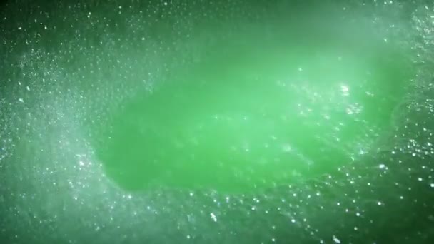 Chaudron de sorcières liquides vert mousseux bouillant, déchets toxiques 