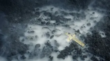 Adam Smoky Ground 'dan Haç Kolyesini Aldı