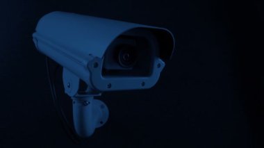 Kırmızı Kayıt Işığıyla Karanlıkta CCTV Kamerası Geçiliyor