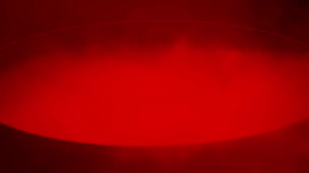 冒烟的红色大锅沸腾和冒泡 — 图库视频影像