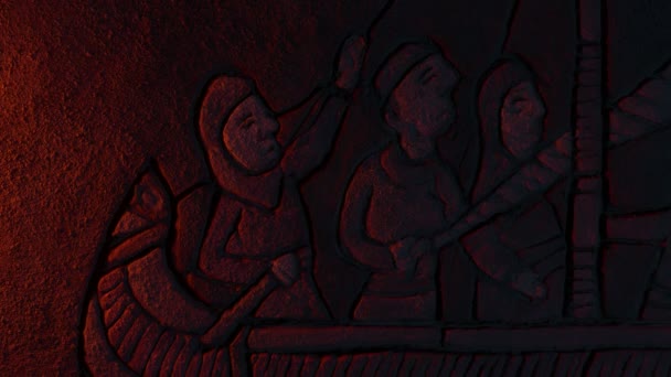 火の光でボートの石の彫刻を運営する男性 — ストック動画