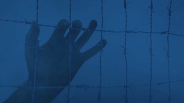 Karanlıkta Dikenli Tel 'den sarkan Ölü El