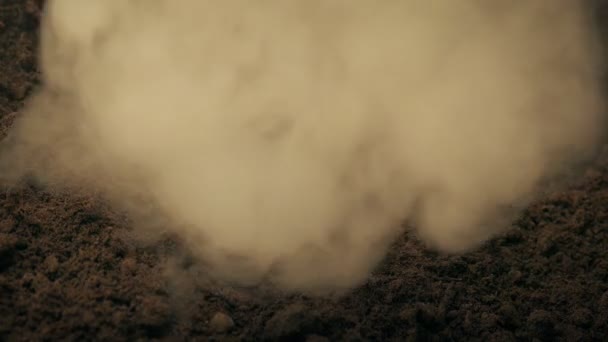 Vent volcanique chaud avec vapeur sortant 