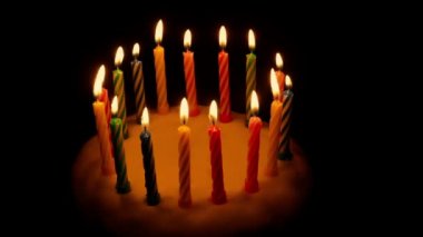 Pastadaki Doğum günü Mumları Karanlıkta söner