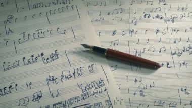 Elde Kalem Yazılı Sayfa Müzik