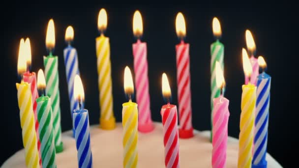 ケーキの上の誕生日キャンドルは煙で吹き飛ばされています — ストック動画