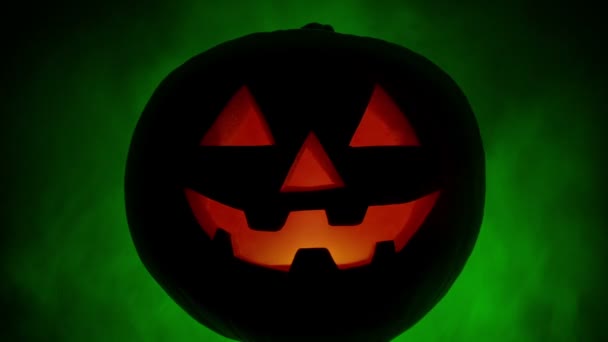 Calabaza Sonriente Con Humo Verde Grueso — Vídeos de Stock