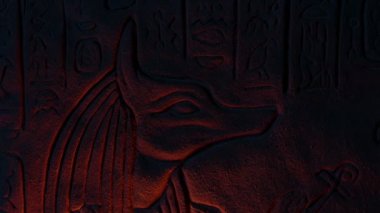 Mısır Tanrısı Anubis Aşağıdan Aydınlandı