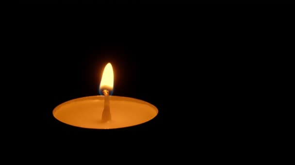 La bougie est allumée dans le noir Gros plan 