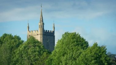 Güneşli bir akşamda Kırsal Bölgedeki Kilise