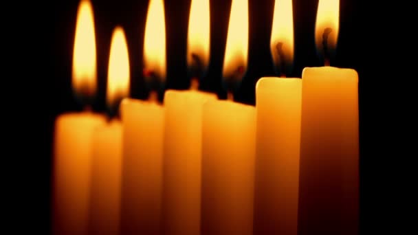 Dunkeln Auf Kerzen Zugehen — Stockvideo