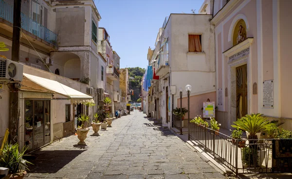 Красочная итальянская улица на острове Прочида, Италия — стоковое фото