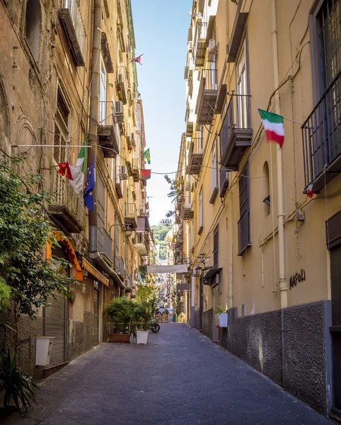 Enge straße in der altstadt von neapel stadt in italien — Stockfoto