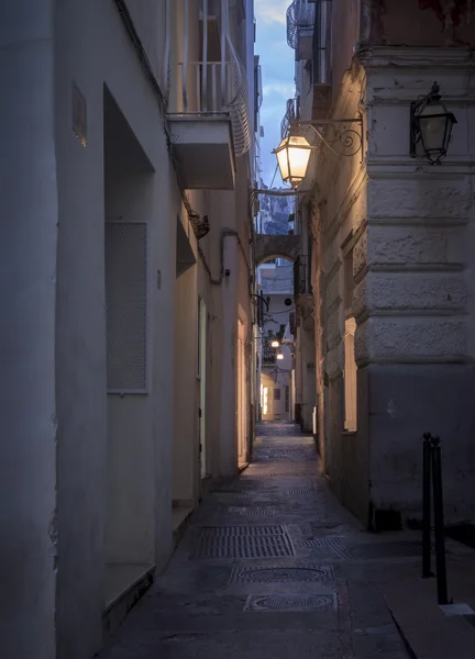 Calle comercial en la isla de Capri por la noche, Italia — Foto de Stock