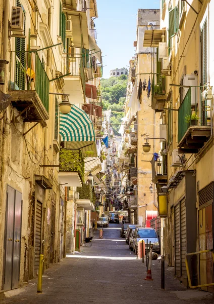 Calle estrecha en el casco antiguo de la ciudad de Nápoles en Italia — Foto de Stock