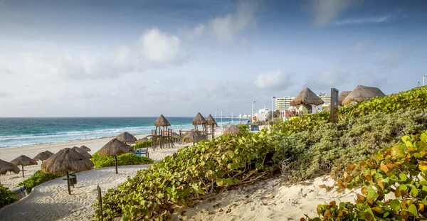 Piaszczysta plaża w Cancun, Meksyk — Zdjęcie stockowe
