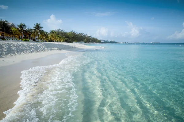 Paradise beach egy trópusi szigeten — Stock Fotó