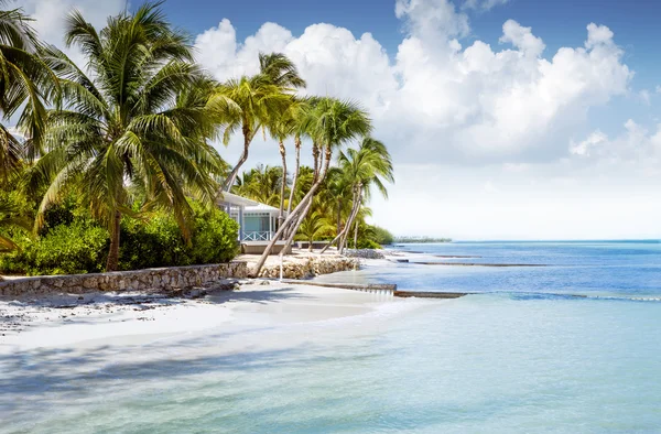 Aan het strand bungalow op een tropisch eiland — Stockfoto