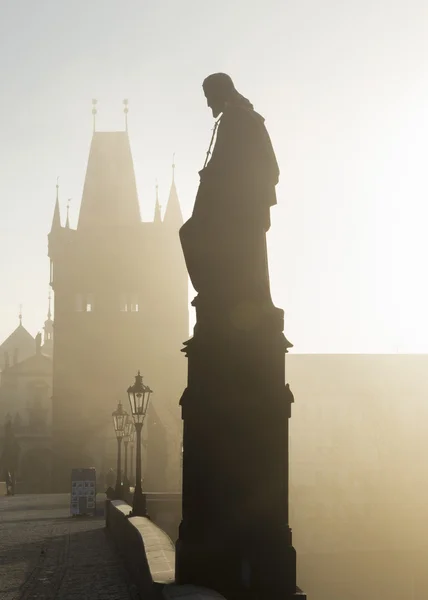 Mistige zonsopgang op de Karelsbrug in Praag, Tsjechië — Stockfoto