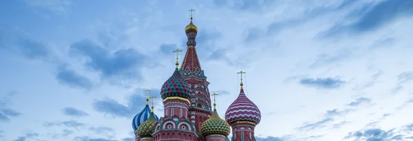 Basilikum-Kathedrale auf dem Roten Platz in Moskau, Russland — Stockfoto