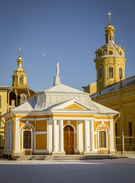 Kirchengebäude in der festung peter und paul, st. petersburg, russ — Stockfoto