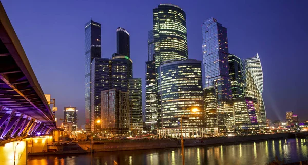 Москва-Сити - Московский международный деловой центр ночью, Русь — стоковое фото
