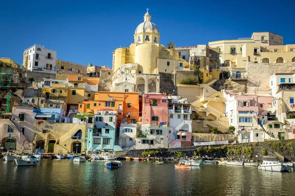 Case colorate del villaggio di Corricella sull'isola di Procida in Italia — Foto Stock