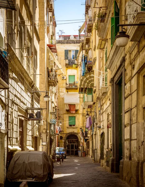 Smal straatje van het Italiaans in Napels — Stockfoto