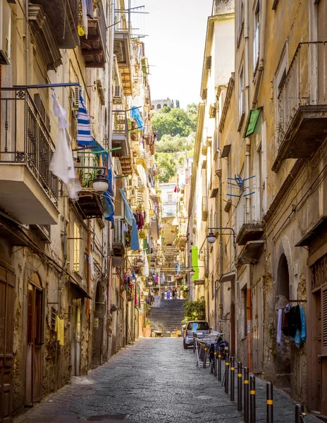 Узкая улица в старом городе Неаполя в Италии — стоковое фото