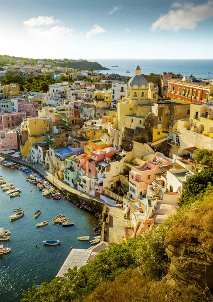 Colorato villaggio di Corricella sull'isola di Procida in Italia — Foto Stock
