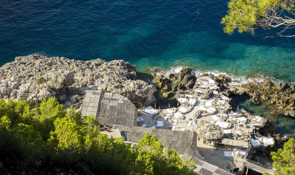 Vista aérea de uma praia na ilha de Capri, na Itália — Fotografia de Stock
