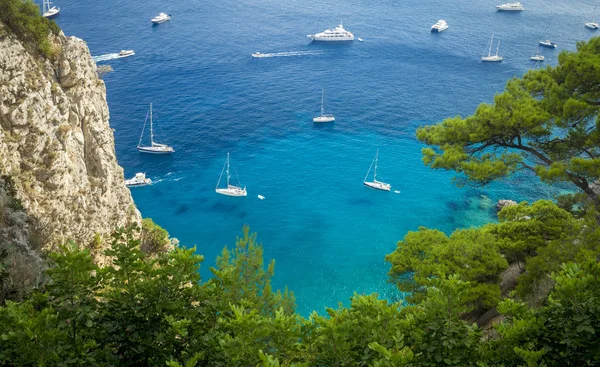 Letecký pohled na jachty poblíž ostrov Capri v Itálii — Stock fotografie